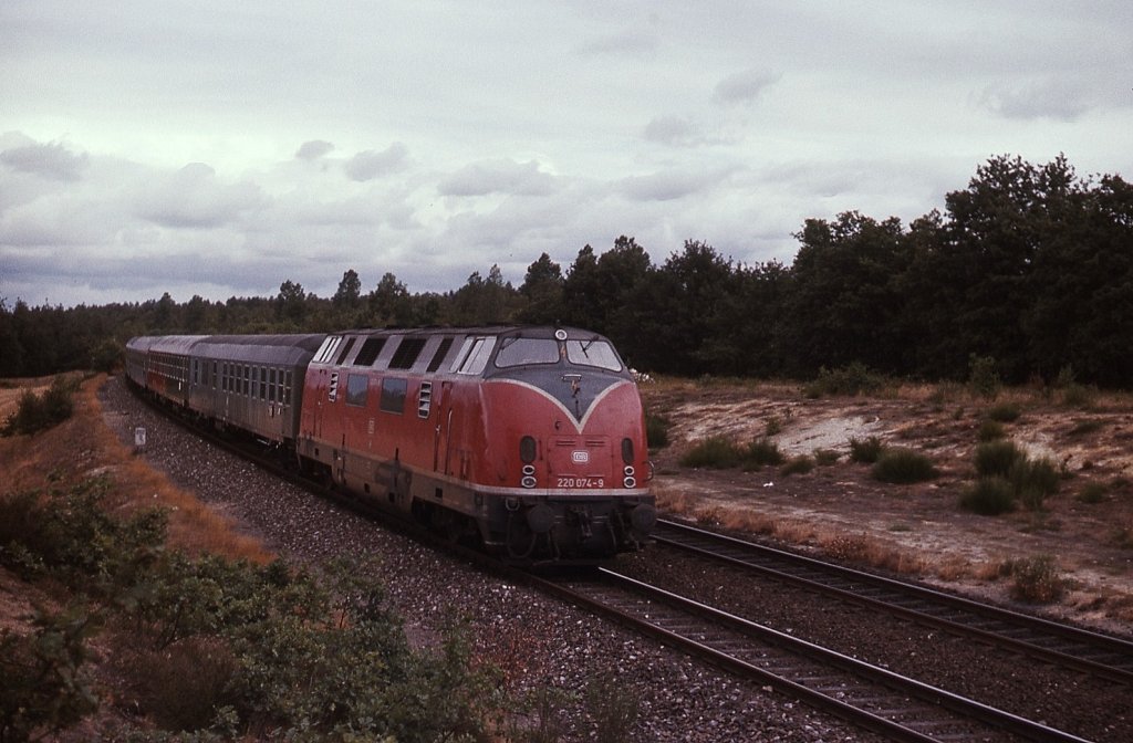Bei Meppen ist 220 074-9 mit einem Schnellzug im Sommer 1976 unterwegs