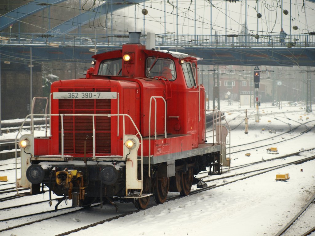 Bei miesem Winterwetter mit Graupel und Nebel eilt 362 390-7 am 11.01.2010 unter der Burtscheider Brcke durch den Aachenen Hbf. 