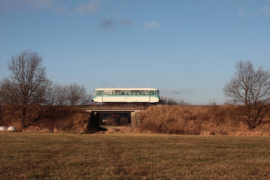 Bei Mhltroff befhrt 772 155, als DPE91072 nach Langenbuch, die  grte  Brcke der Wisentatalbahn am 27.11.2011 