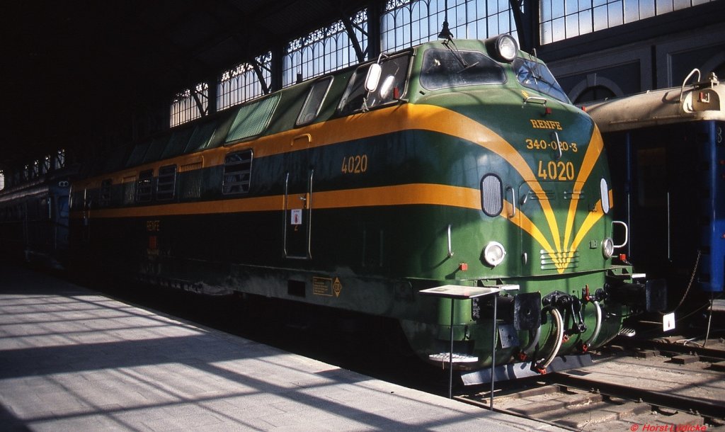 Bei der im Museo del Ferrocaril in Madrid ausgestellten 4020 handelt es sich um eine Weiterentwicklung der DB V 200/V200.1 mit einer Leistung von 4.000 PS. 32 Maschinen wurden von Krauss-Maffei und Babcock & Wilcox zwischen 1966 und 1969 gebaut und bis 1987 vor allem auf Gebirgsstrecken eingesetzt. Die Aufnahme entstand im Februar 1996.