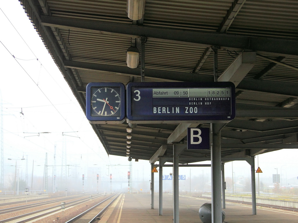 Bei Nebel: Berlin Flughafen Schnefeld am 21. November 2012, Fahrzielanzeiger fr den RE 7 (RE 18251)  von Wnsdorf-Waldstadt Nach Berlin Zoologischer Garten.