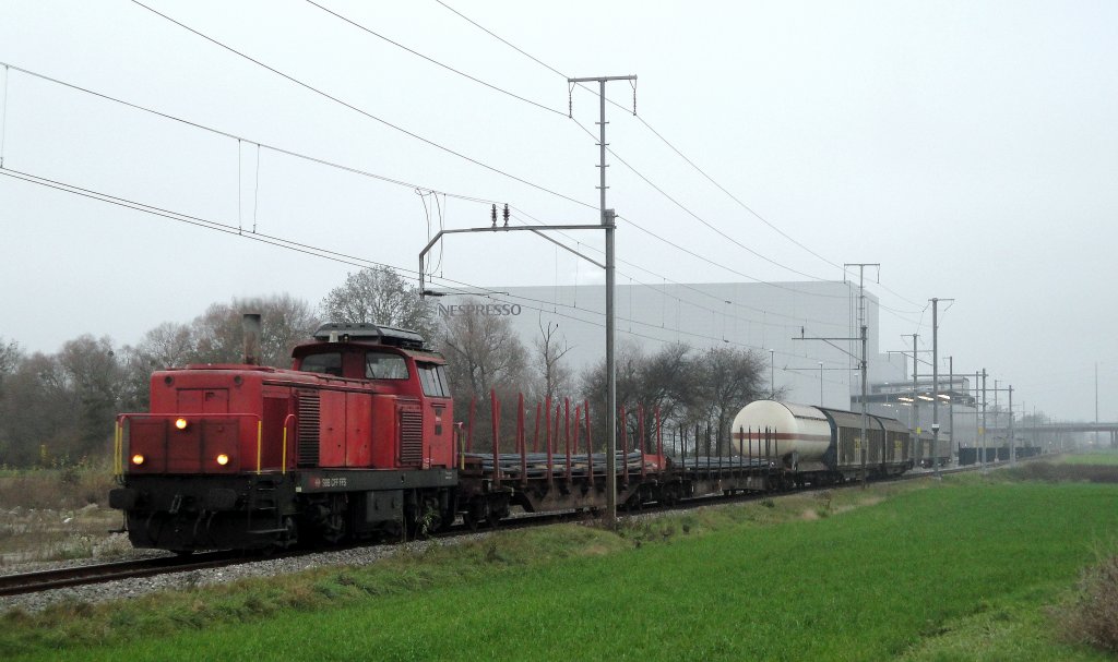 Bei Nespresso in Avenches holt die Bm 4/4 18435 am 14.11.11 6 gedeckte Vierachser ab und stellt sie in den Bahnhof.
Schon 5 Minuten spter verschwand die Diesellok wieder beim Kaffeeproduzenten und rangierte Containerwagen...