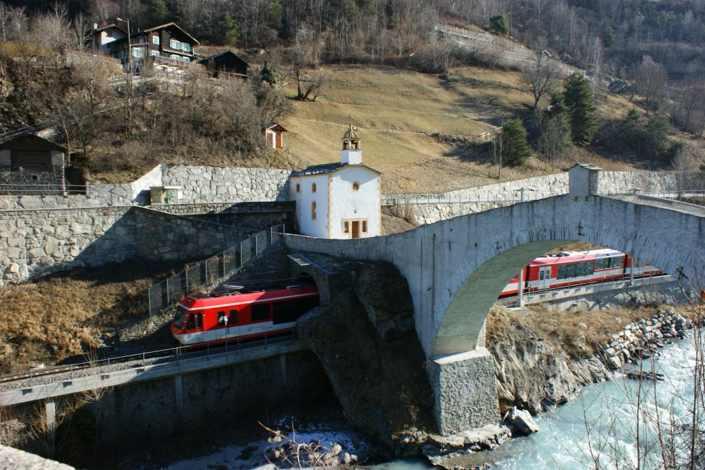Bei Neubrck fhrt ein MGB Komet durch den kurzen Tunnel der alten Brcke. 
21. Jan. 2011