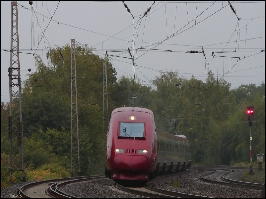 Bei Nieselregen unterwegs nach Aachen ist dieser Thalys.Hier zu sehen bei der 
Durchfahrt in Eschweiler (Kr.Aachen) auf der KBS 480.Aktuelles Bild vom 6.10.2012.