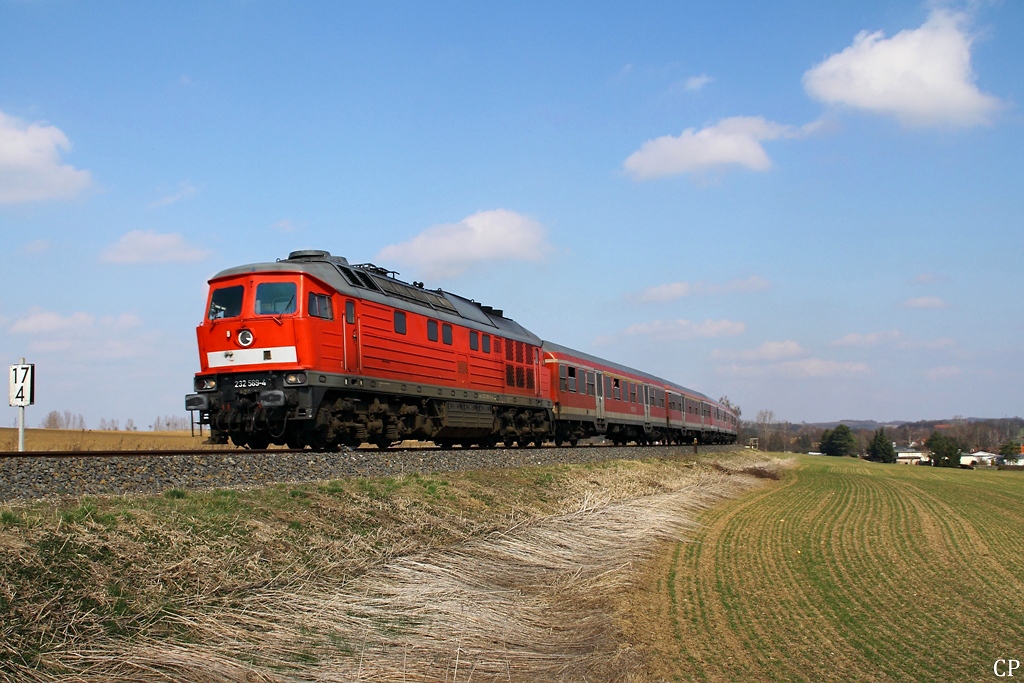 Bei Nbdenitz legt sich 232 569-4 mit ihrem RE nach Erfurt in die Kurve. (27.03.2011)