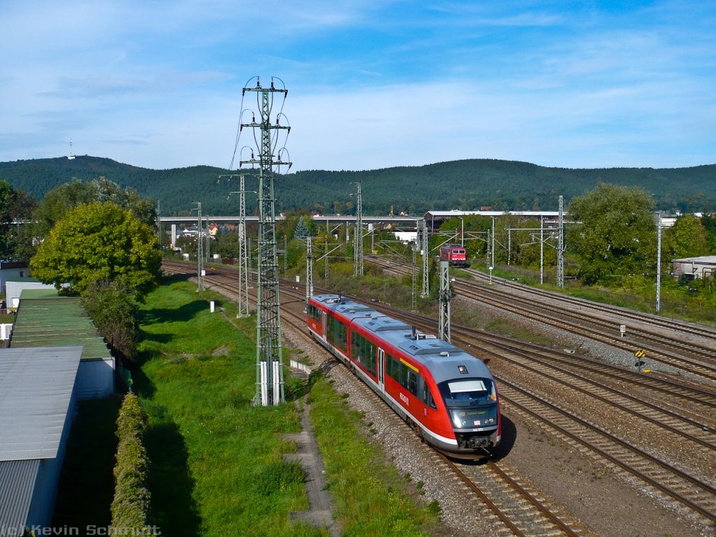 Bei optimalem Feiertagswetter erreicht ein Desiro als RB von Arnstadt Hbf in wenigen Metern den Bahnhof Saalfeld (Saale) auf Gleis 1. (03.10.2010)
