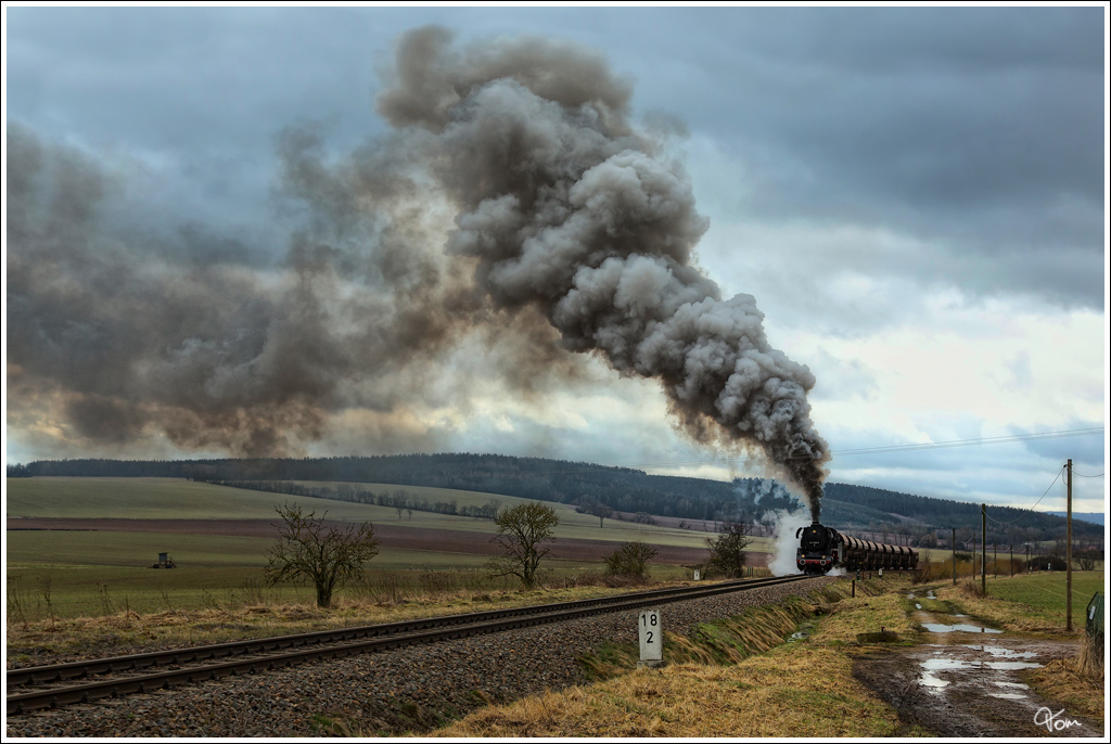 Bei der Plandampfveranstaltung  85 Jahre Baureihe 44  zieht 44 1486 den Gterzug DGz 303 von Meiningen nach Eisenach. 
Oberrohn 12.04.2013
