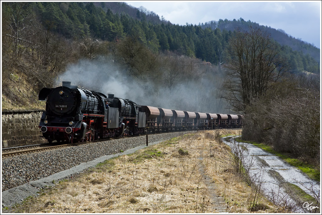 Bei der Plandampfveranstaltung  85 Jahre Baureihe 44  ziehen die beiden Jumbos 44 1486 & 44 2546 den DGz 404 von Meiningen nach Marksuhl. 
Walldorf 13.4.2013