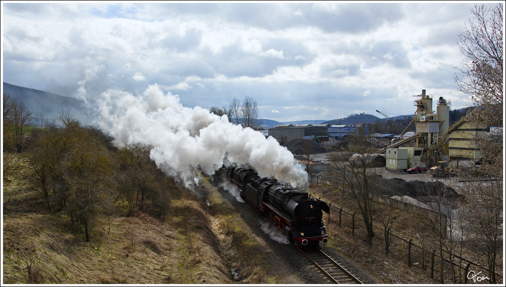 Bei der Plandampfveranstaltung  85 Jahre Baureihe 44  fahren die beiden Dampfloks 44 2546 & 44 1486 mit einem Gterzug von Meiningen nach Marksuhl. 
Walldorf 13.4.2013