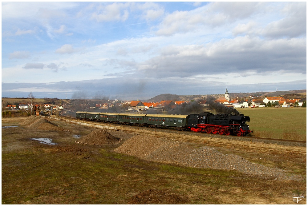 Bei der Plandampfveranstaltung  Dampf trifft Kohle 2  fhrt 65 1049  mit dem berfhrungszug von Zeitz nach Gera Hbf.  
Caaschwitz 6.2.2011