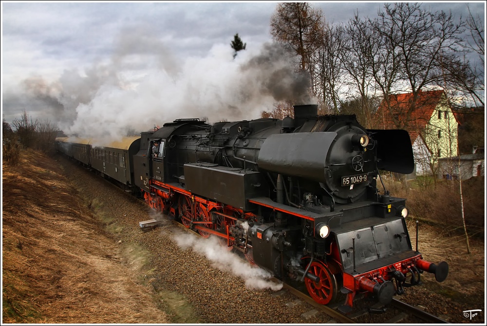 Bei der Plandampfveranstaltung  Dampf trifft Kohle 2  fhrt die Dampflok 65 1049 mit 5 Bghw von Zeitz nach Deuben. 
Theien 5.2.2011
