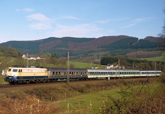 Bei Plettenberg zieht eine 110 ihren RE Richtung Hagen am 13.04.1997