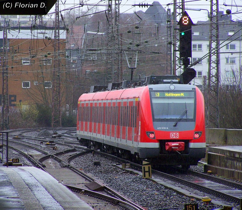 Bei Regen verlsst hier der 422 036/536 als S3 nach Hattingen den Essener Hbf am 28.02.2010