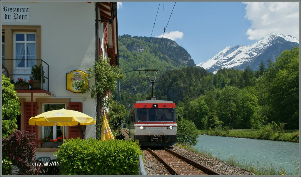 Bei Restaurant Le Pont geniesst der Eisenbahnfrend neben dem gutem Essen auch die MIB  hautnah . 
7. Juni 2013