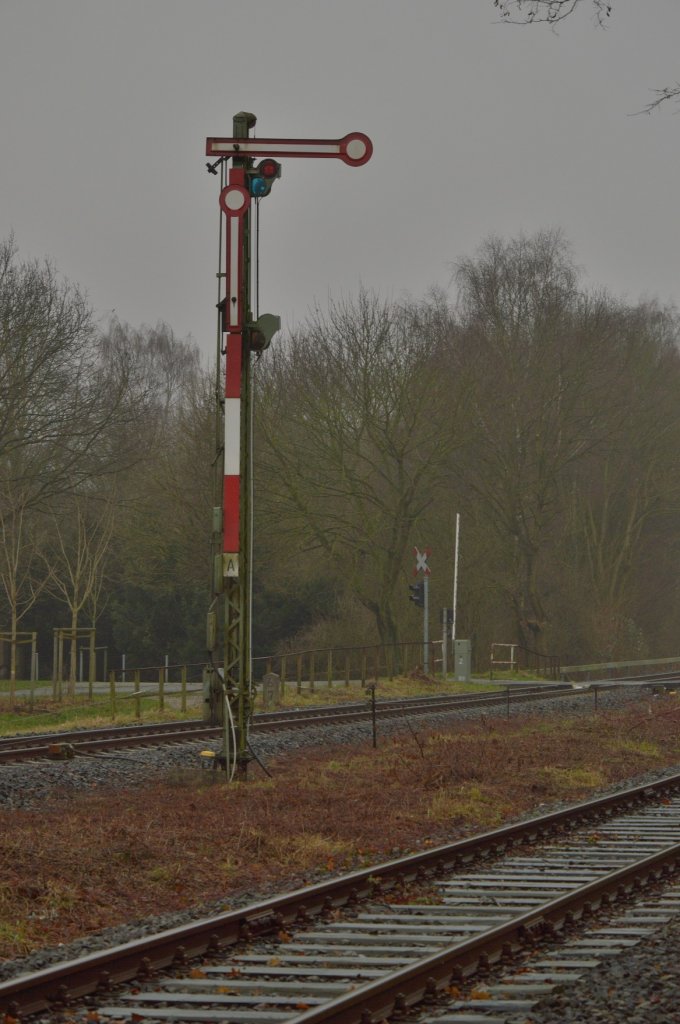 Bei rheinischen Nieselregen ist hier das Einfahrsignal vom Bahnhof Rheindahlen zu sehen. Das Gleis rechts vor dem Signal gehrt zum Anschluss der RCT in Mnchengladbach Holt der immer noch von der britischen Rheinarmee genutzt wird. 4.1.2013