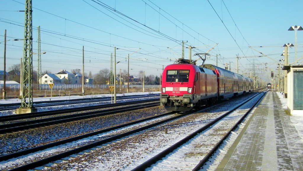 Bei richtig tollem Fotowetter kommt die 182 020 mit der S1 in Heidenau an mit Weiterfahrt Richtung Schna (08.12.2012)