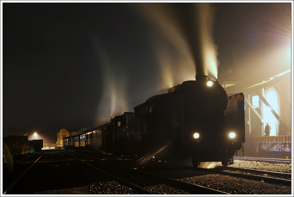 Bei der Rckfahrt von Nova Gorica nach Jesenice am 10.11.2012 war 06-018 Vorspann vor 33-037. Die Aufnahme zeigt den Sonderzug 13400 beim Wasserhalt in Most na Soči von der  Schattenseite .