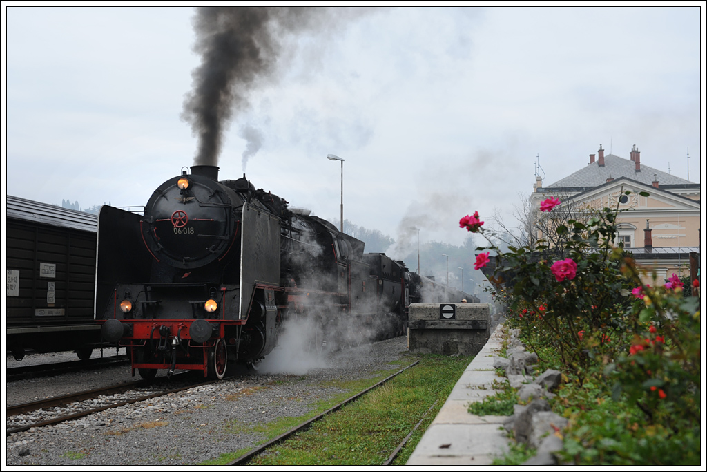 Bei der Rckfahrt von Nova Gorica nach Jesenice am 10.11.2012 war 06-018 Vorspann vor 33-037. Der Sonderzug 13400 steht hier bereits abfahrbereit am Bahnsteig in NG.