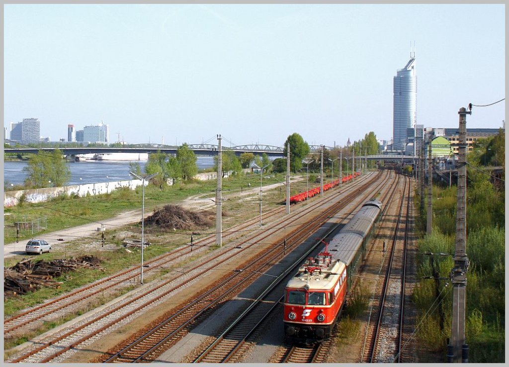 Bei der R�ckfahrt von der Saisoner�ffnung des Heizhauses Strasshof am 17. April 2011 bespannte die 1042 23 den Sonderzug zur�ck nach Wien. Hier hat der Zug soeben seinen Halt Wien Handelskai verlassen. 