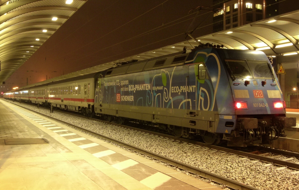 Bei sachten Schneetreiben steht 101 042-0 (ECO2PHANT) mit dem EC 216 Graz - Saarbrcken am 30.01.2012 in Kaiserslautern