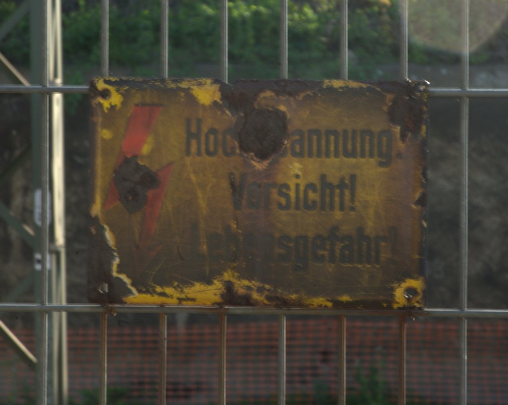 Bei der Sanierung  in Camburg ging wohl der DB das Geld  aus, fr einen neuen Zaun reichte es gerade noch, aber das Hochspannungswarnschild aus Emaille muss wohl noch einige Zeit weiter Dienst tun.  
28.04.2012 18:30 Uhr