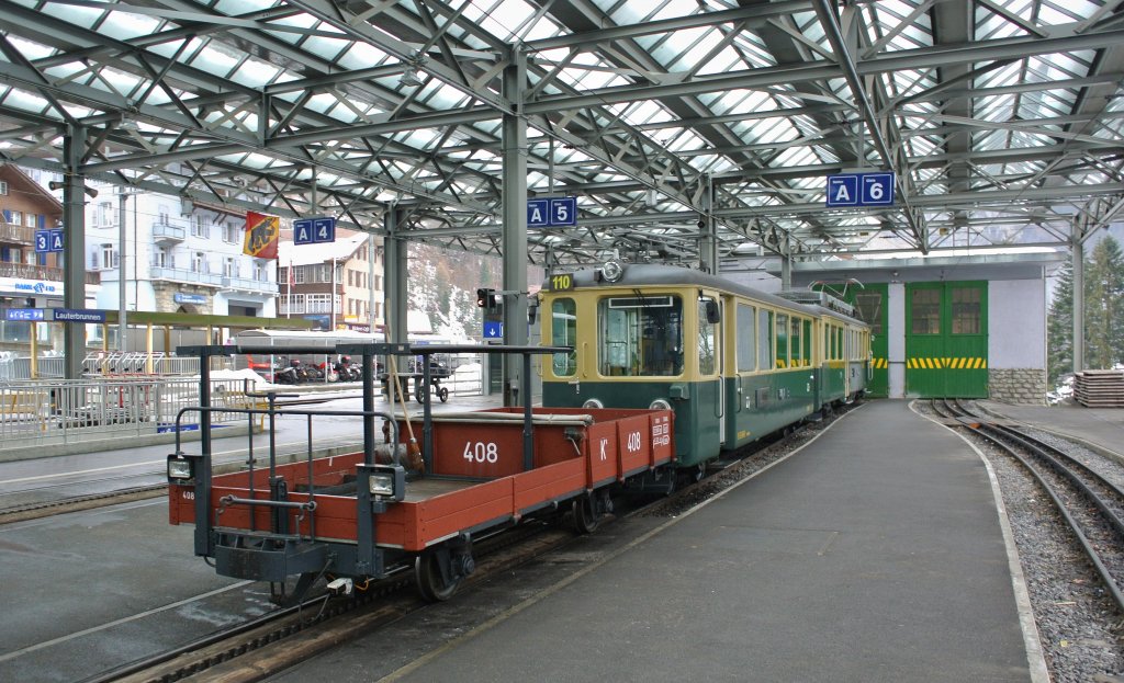 Bei schnem Wetter wre auch dieser Pendel im Einsatz gewesen. BDeh 4/4 Pendel 110 abgestellt in Lauterbrunnen, 01.02.2013.
