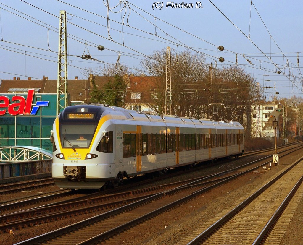 Bei schner Abendsonne fhrt der RE13  Mass-Wupper-Express  mit ET 7.06 durch den Stadtteil Bilk(Dsseldorf). 24.03.2010