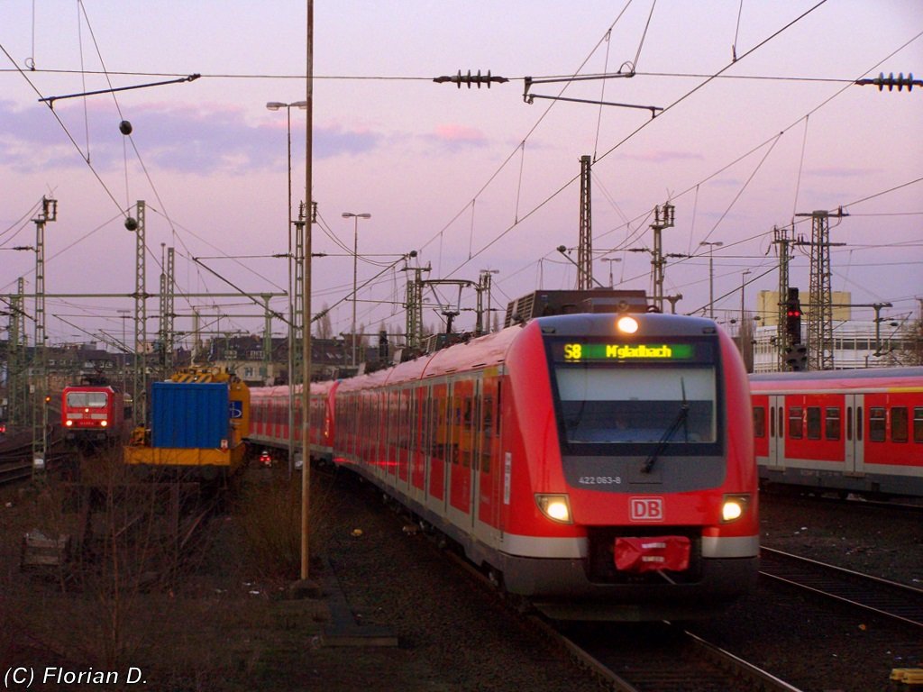 Bei schner Abendstimmung fhrt der 422 063/563 als S8 mit 422 051/551 aus Hagen kommend in Richtung Mnchengladbach Hbf in Dsseldorf Hbf ein. 02.03.2010