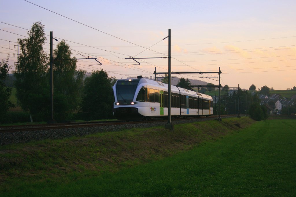 Bei schner Abendstimmung ist der Thurbo-GTW 526 772 unterwegs als S35 20581 (Winterthur - Wil SG). 4.9.2010. 