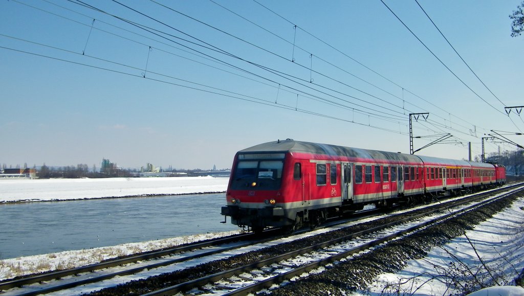 bei schnstem Sonnenschein kommt hier kurz vor Dresden-Kemnitz der RE nach Cottbus vorbei, sind doch gut anzusehen die alten Steuerwagen (14.3.2013)