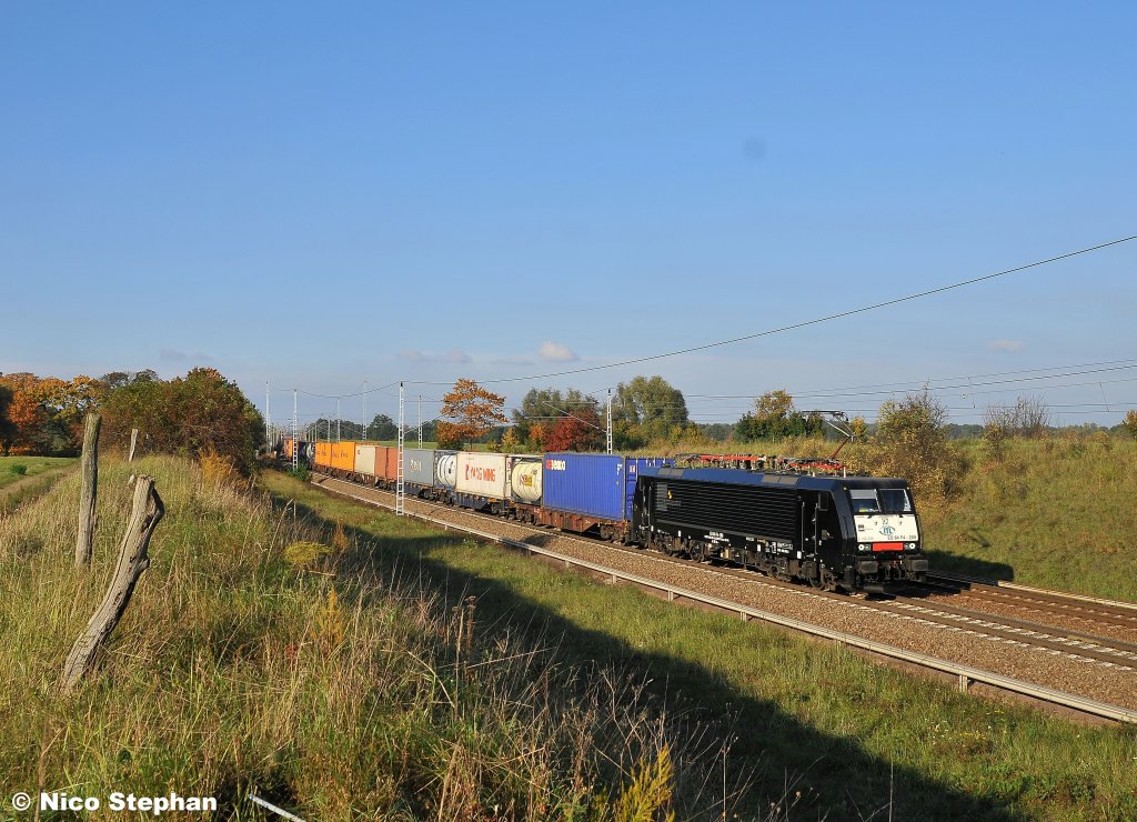 Bei schnstem Sonnenschein passiert ITL ES 64 F4-289 mit ihrem Containerzug den B 72 am BAR gelegen (Priort 12.10.10)