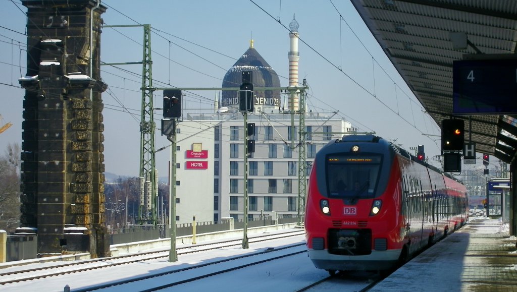 bei schnstem und sonnigen Winterwetter hielt 442 314 voran mit dem RE aus Leipzig hier in Dresden-Mitte (14.3.2013)
