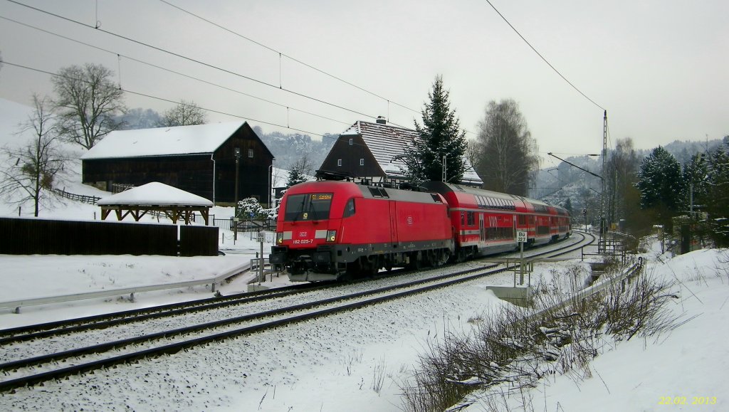 bei schnstem Winterwetter zog die 182 025-7 ihre Waggons der S-Bahn hier kurz nach Kurort Rathen Richtung Schna (22.2.2013)