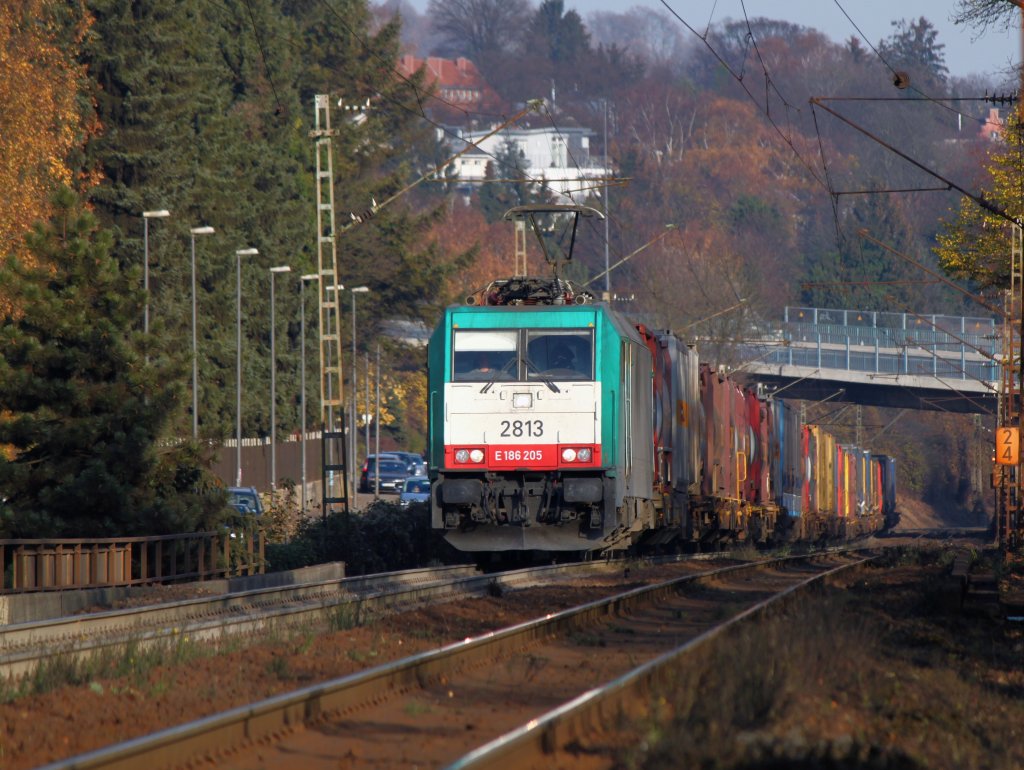 Bei schnsten Herbstwetter zieht Cobra 186 205 (2813) einen Containerzug die Rampe der Montzenroute von Aachen West nach Belgien hoch.
