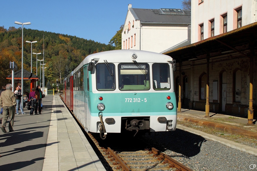 Bei schnsten Sonnenschein pendelten am 10.10.2010 die Ferkeltaxen des VSE zwischen Annaberg-Buchholz und Schwarzenberg. Hier steht der Zug mit 772 312-5 an der Spitze in Annaberg-Buchholz unterer Bahnhof.