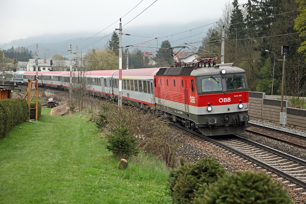 Bei den Schrebergrten kurz nach dem Bahnhof Krieglach ist die 1144.108 mit EC151 am 24.04.2013 zu sehen.