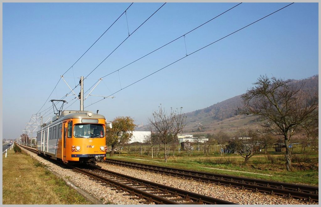 Bei Schriesheim fhrt Dwag Tw 4113 auf der berlandstraenbahnlinie 5 (der frheren Oberrheinischen Eisenbahngesellschaft) Richtung Heidelberg. Im Hintergrund ist die Ruine Strahlenburg zu erkennen. 21.11.11

