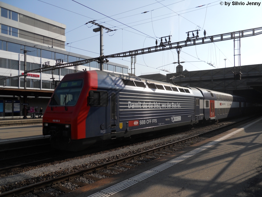 Bei schwierigen Lichtverhltnissen steht am 11.3.2011 die Re 450 105-2 ''Herrliberg'' in Winterthur als S12 nach Seen