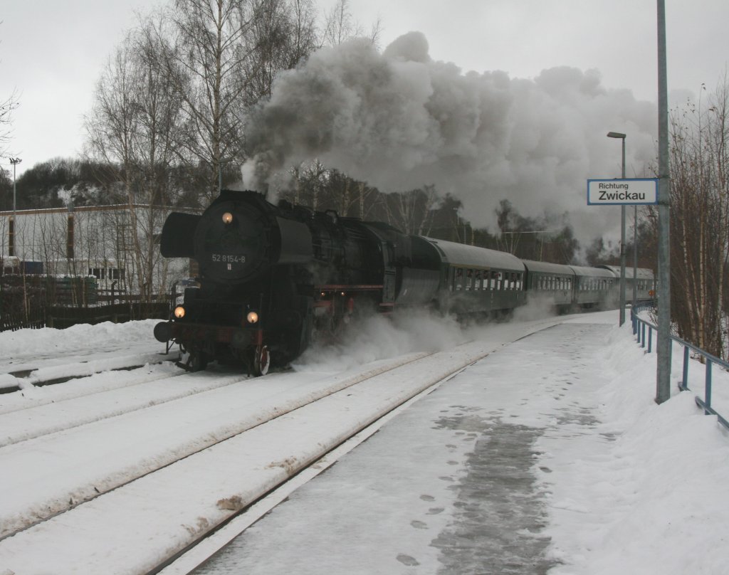 Bei sehr misserablen Wetter durchfhrt 52 8154 aus Leipzig komment den Hp Cainsdorf.Ziel der Sonderfahrt ist die Bergparade in Schwarzenberg.11.12.2010.