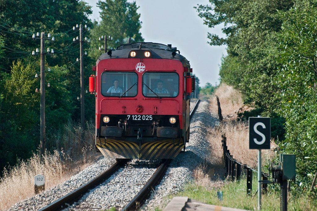 Bei sengender Hitze trifft 7122 025 (Lupoglav - Pula) in Jursici ein. Die Aufnahme entstand am 13.07.2010.