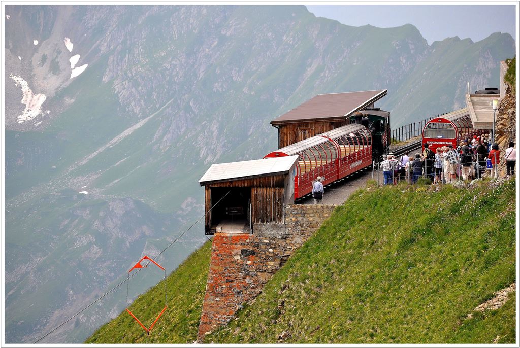 Bei dieser Sicht vom Bergrestaurant zur Bergstation der BRB knnte man fast meinen der Bahnhof sei auch nur was fr Schwindelfreie. (15.07.2013)