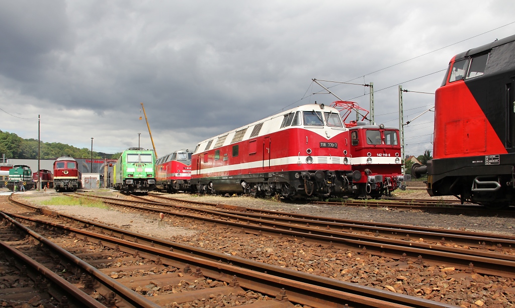 Bei so vielen Lok-Klassikern wusste man manchmal gar nicht, auf welche man seinen Fokus legen sollte. Hauptteil dieses Bildes stellt die ebenfalls am Tag der offenen Tr bei Uwe Adam in Eisenach ausgestellte 118 770-7 dar. Aufgenommen am 23.07.2011.