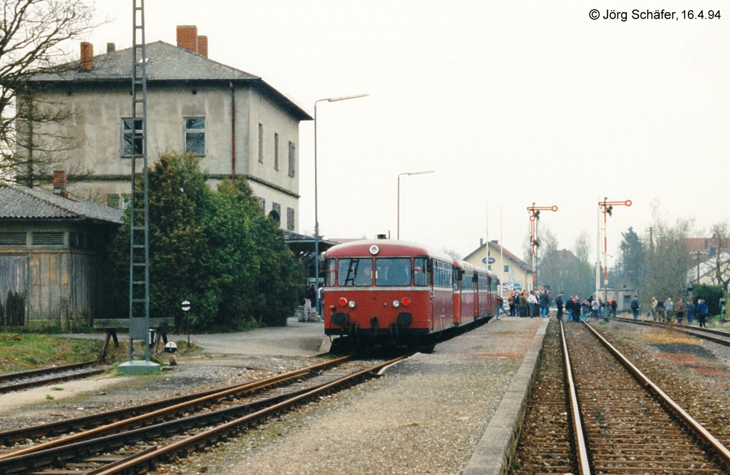 Bei der Sonderfahrt der Nrnberger Eisenbahnfreunde am 16.4.94 stellten sich die Fotografen in Reih und Glied auf, um den Schienenbus vor dem Feuchtwanger Empfangsgebude abzulichten.