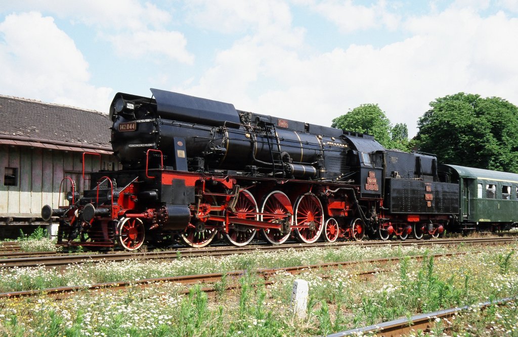 Bei einer Sonderfahrt in Rumnien :
Eine Knigin der Schiene, die 142 044 vom Depot Arad im besten Fotografierlicht im Bahnhof Oradea-West.
18.06.2000