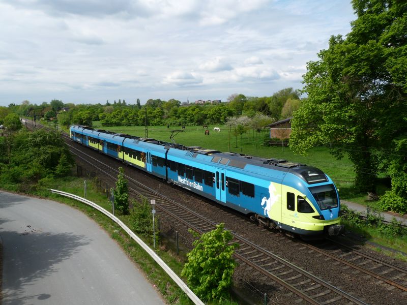 Bei Sonnenschein und der M�nsteraner Skyline und einer Pferdekoppel erreicht der WFB-Flirt in K�rze den Hauptbahnhof. 14.05.2010

