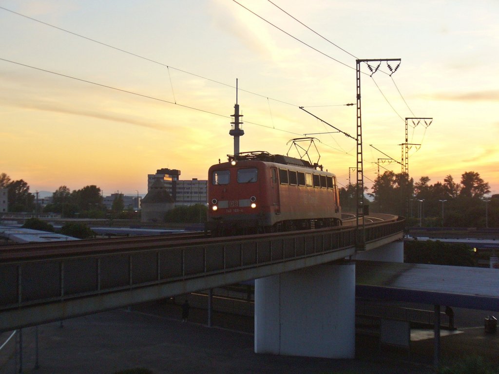 Bei  Sonnenuntergang kam 140 169-4 als Lz am 21.09.2011 in Ludwigshafen (Rhein) Hbf ber die Brcke 
