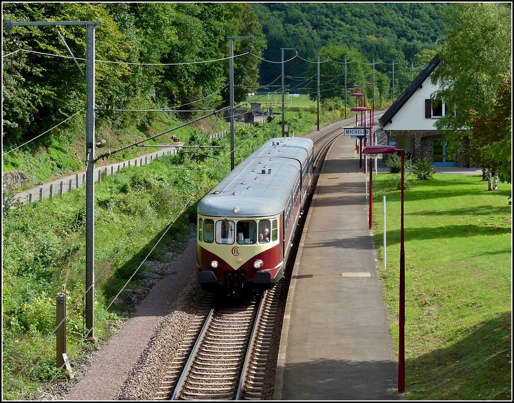 Bei sonnigem Herbstwetter durchfhrt der Westwaggon 208/218 im Planverkehr als IR 3714 am 19.09.2010 die Haltestelle Michelau in Richtung Troisvierges. (Jeanny) 