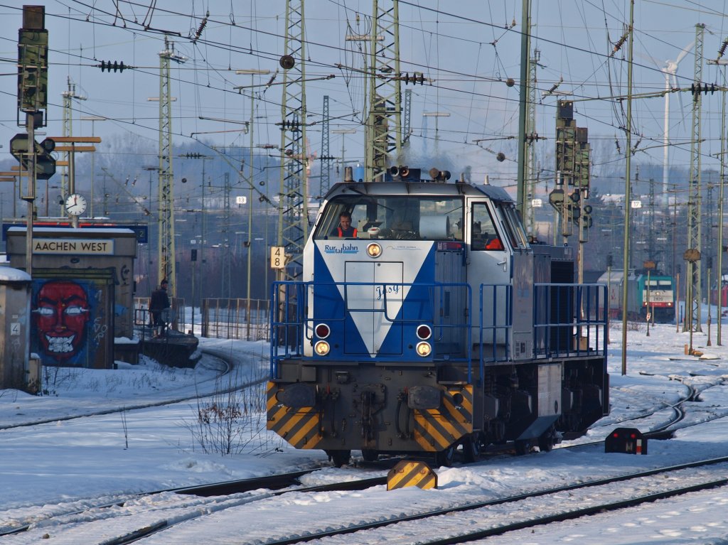 Bei sonnigen Winterwetter rangiert  Josy  von der Rurtalbahn am 30.12.2010 in Aachen West.