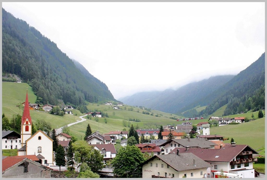 Bei St. Jodok fhrt ein Zug der Wipptal-S-Bahn die Brennerstrecke bergauf; 10.06.11 