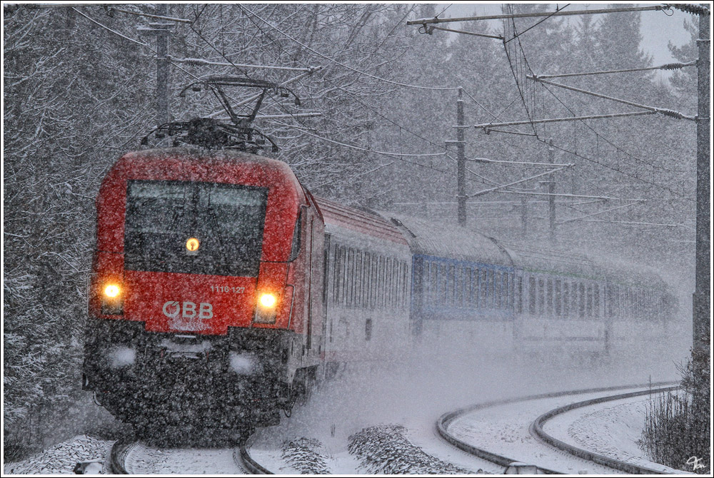 Bei starkem Schneefall, fhrt Taurus 1116 127 mit EC 102  Polonia  von Villach nach Warschau.
Zeltweg 14.1.2012